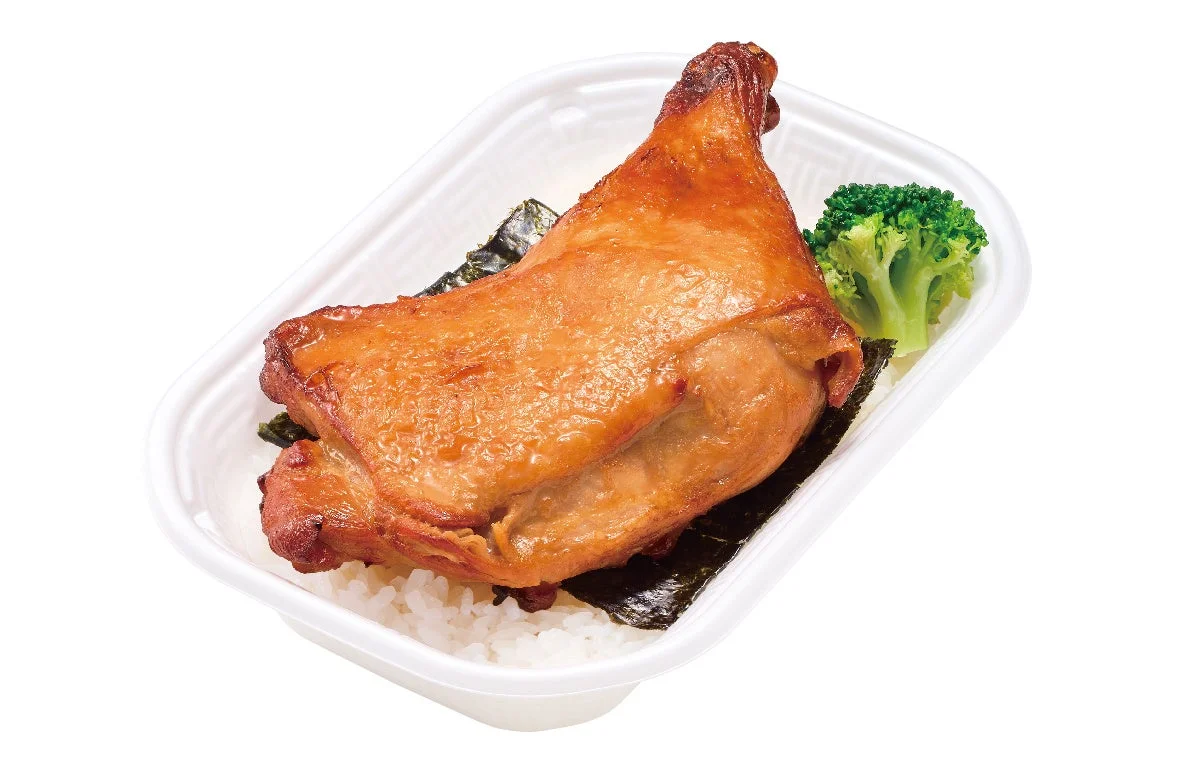 ほっかローストチキン ライス付。ごはんと海苔の上に骨付き肉を載せた容器