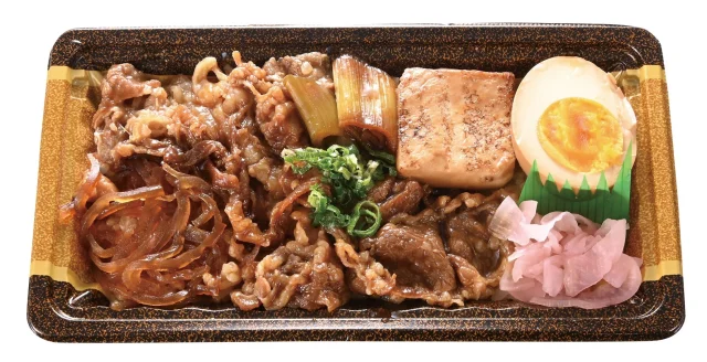 牛肉や煮卵などを盛り付けた牛すき焼き重