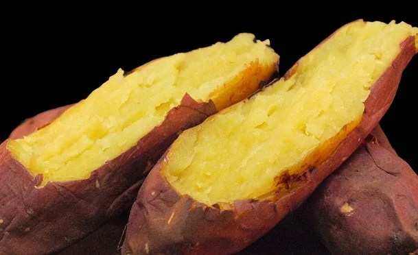 紅優甘(べにゆうか)の焼き芋。紫の皮と黄色い果肉が確認できる。