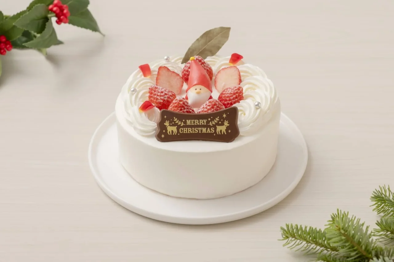 クリスマス 苺のショートケーキ。ホイップクリームと苺を飾り、サンタクロースとMERRY CHRISTMASのチョコプレートが添えられています。