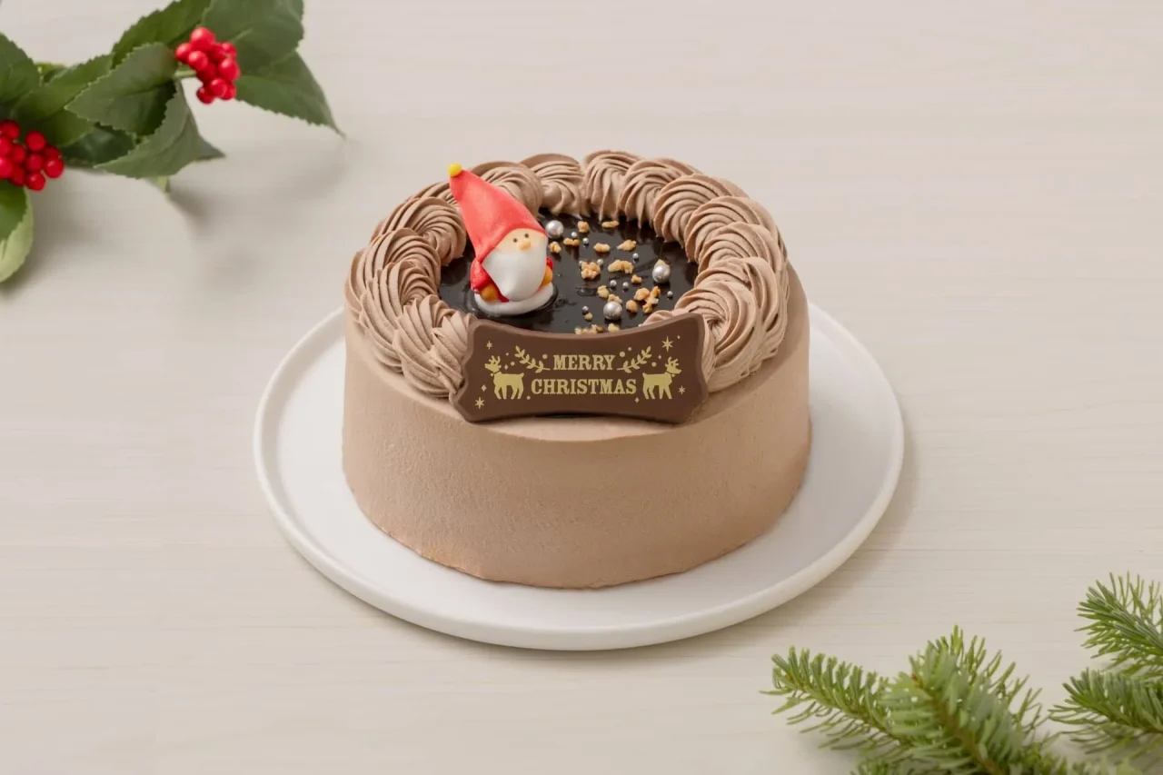 サンタクロースとMERRY CHRISTMASのプレートが飾られたチョコケーキ