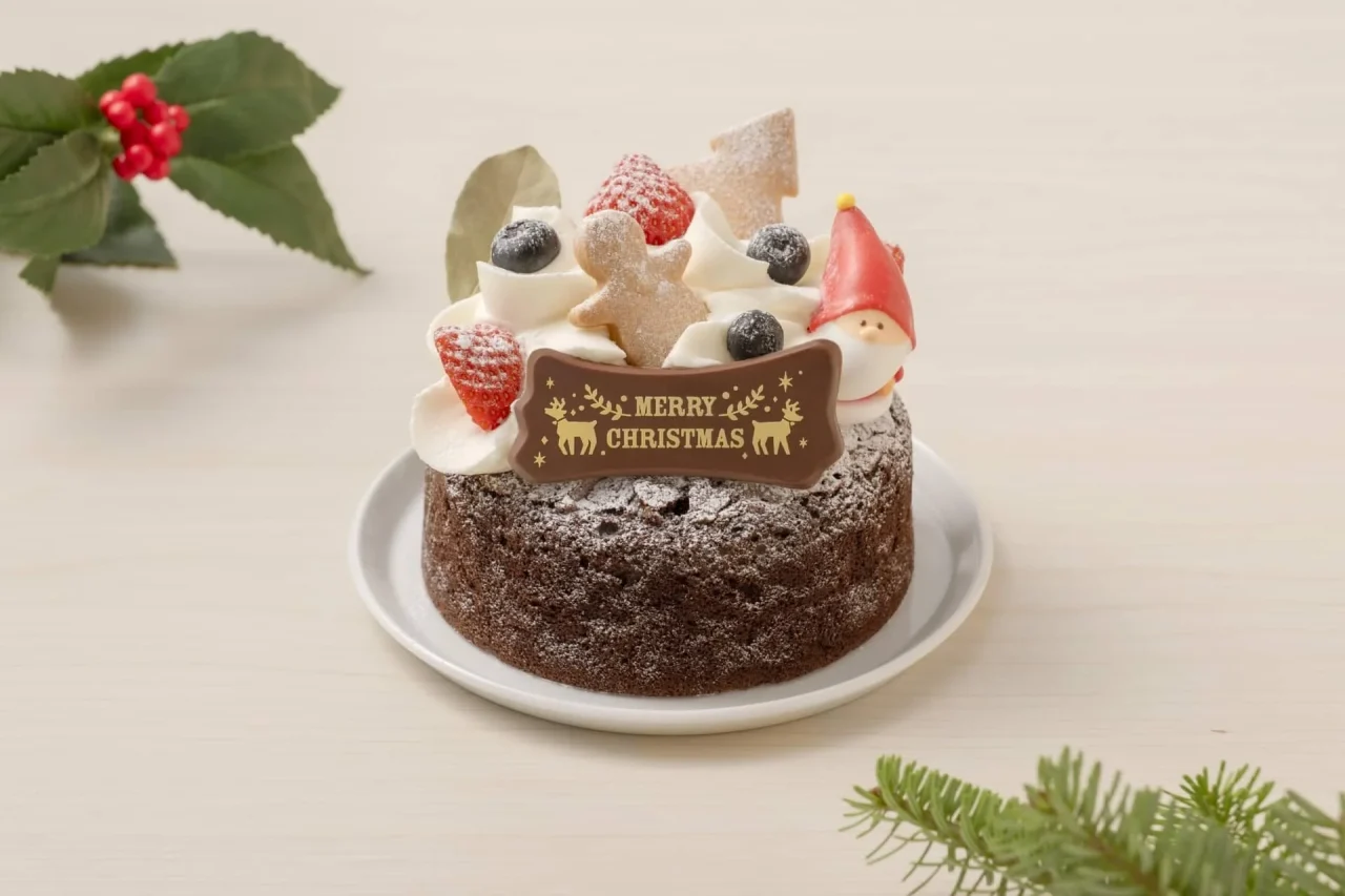 クリスマス ガトーショコラ。チョコのケーキにホイップクリーム、苺、ブルーベリー、サンタクロースの飾り、MERRY CHRISTMASのチョコプレート。