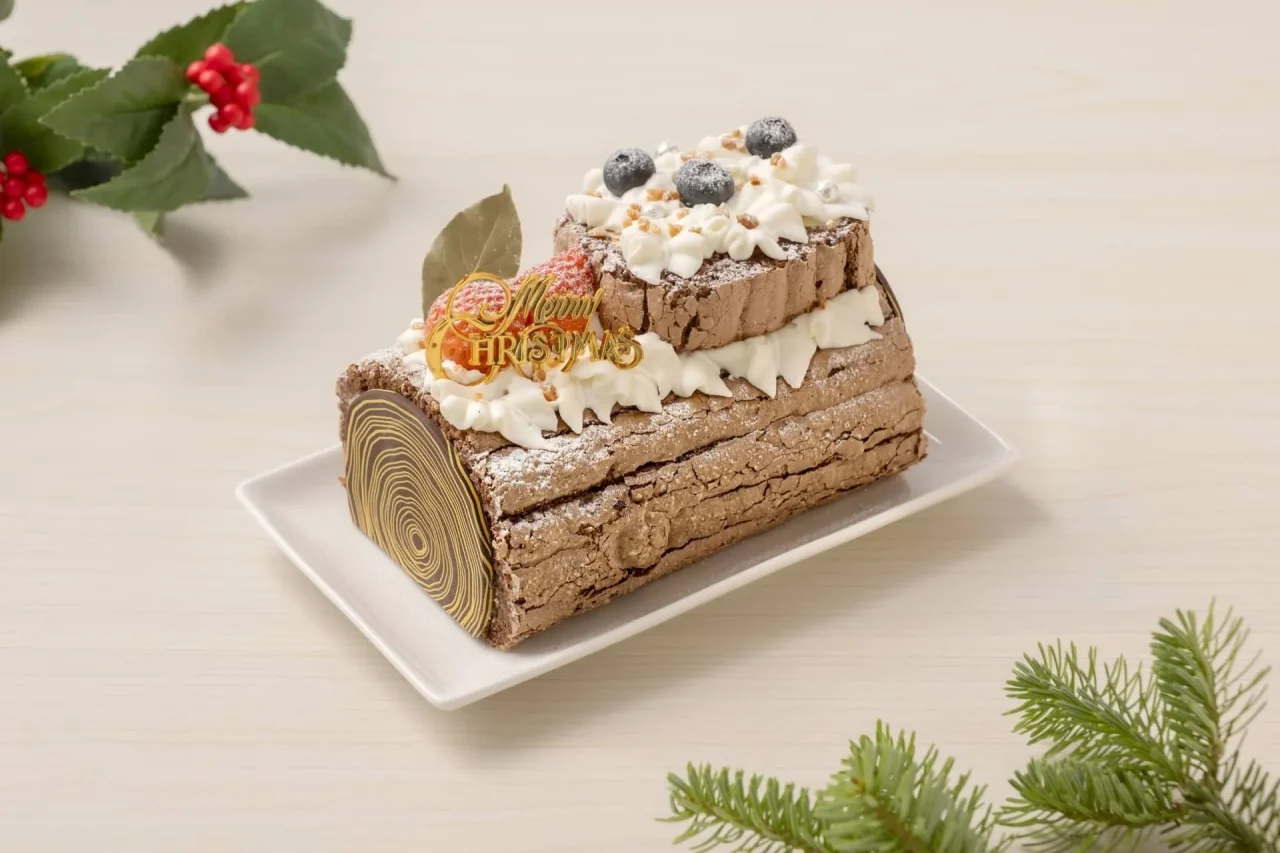 ブッシュ・ド・ノエル。切り株模様のチョコレート生地とホイップクリーム、ブルーベリーをトッピングしたクリスマスケーキ。