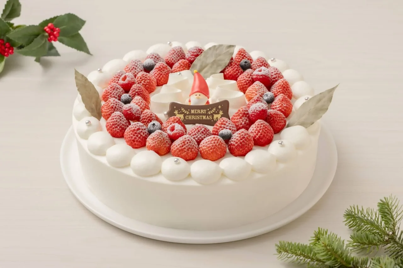 グランドクリスマス。苺やブルーベリー、葉を飾り付けた大きなショートケーキ