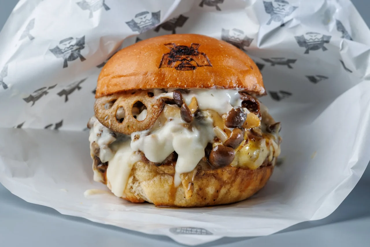 山盛りきのこのクリームシチュー和牛バーガー。きのこやれんこん、クリームソースが乗った和牛バーガー