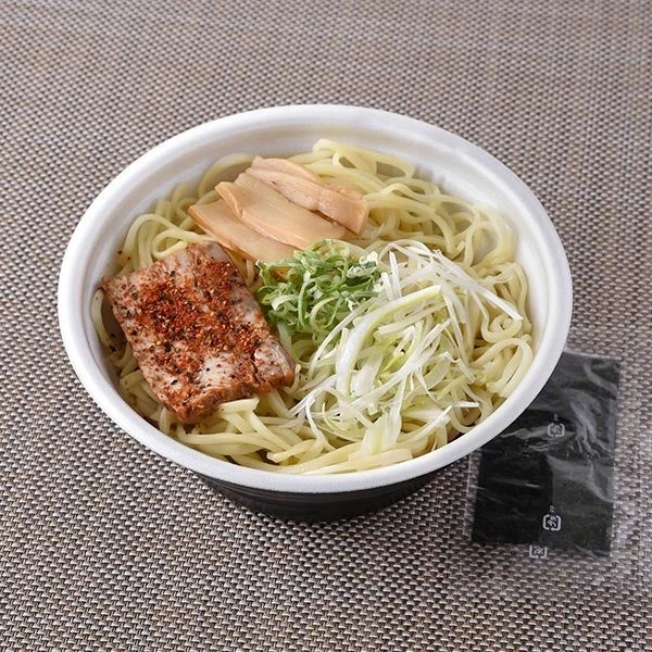 至高の一杯 煮干し醤油らぁ麺の器とスープ、麺、チャーシュー、メンマ、もやし、ネギ