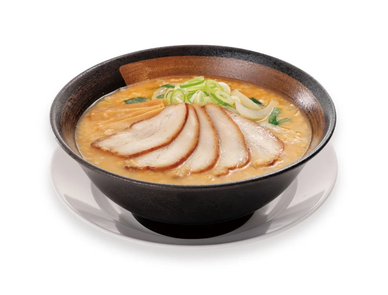 味噌とんこつらーめんの黒い丼。味噌スープにチャーシューとネギが乗っている。