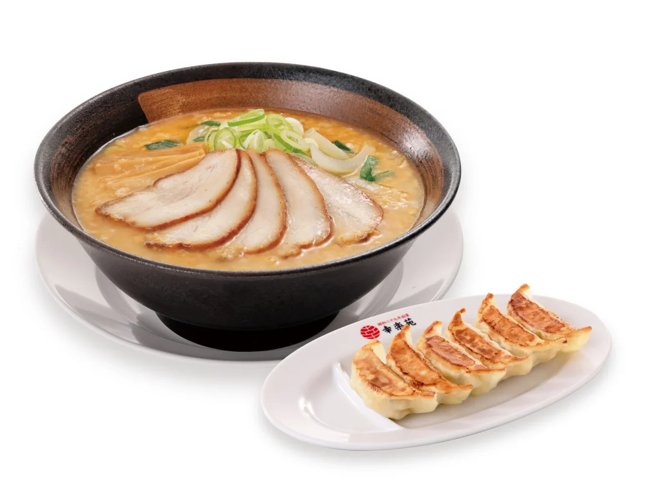 味噌とんこつらーめん 餃子セット。黒い丼に味噌スープとチャーシュー、ネギ、餃子が添えられている。