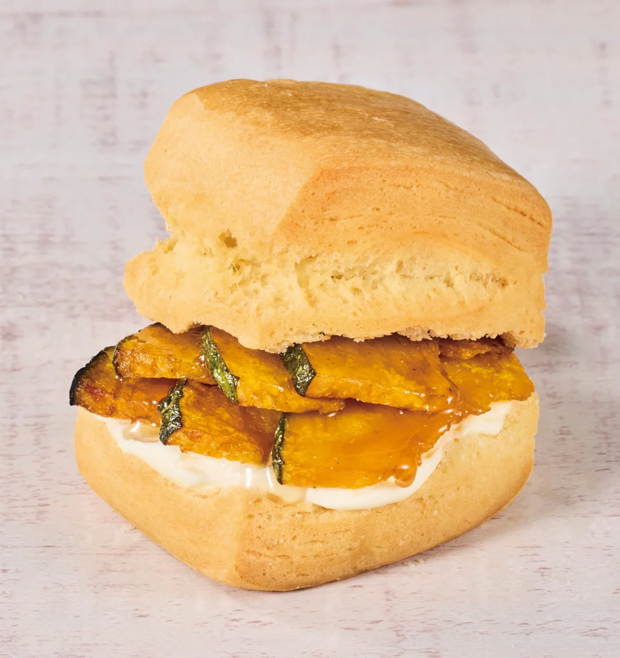 作りたてスコーンサンド パンプキン&クリームチーズ。スコーンにカボチャとクリームチーズを挟んだスイーツ。