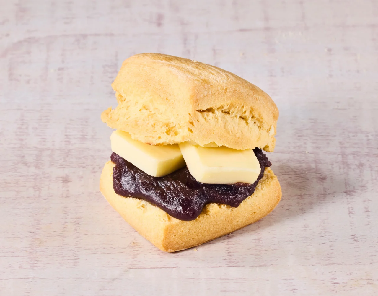作りたてスコーンサンド こしあんバターの外観。スコーンにこしあんとバターを挟んだサンドイッチ。