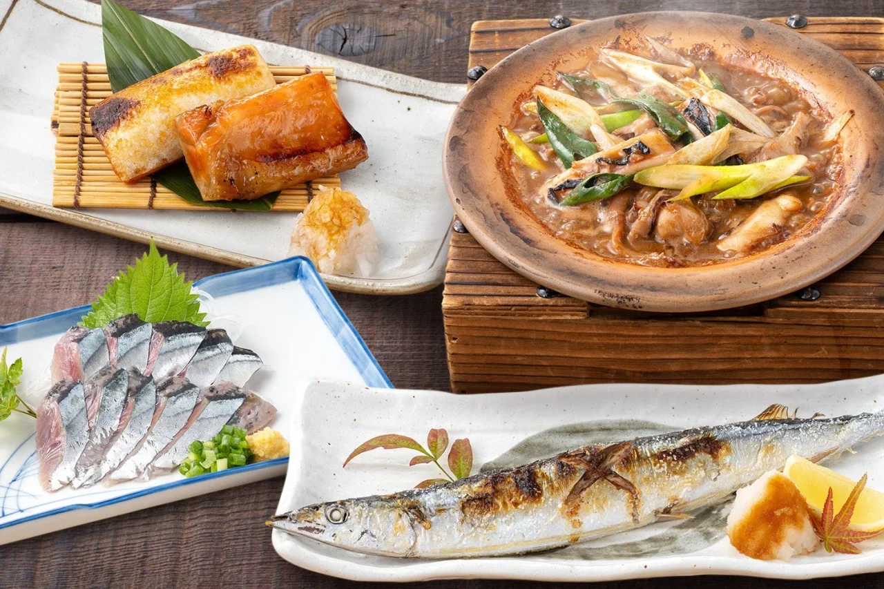 さんまの刺身、塩焼き、鮭の味噌漬焼き、烏賊ゴロ陶板焼きの4品が並ぶ『庄や』10月限定旬メニューのイメージ