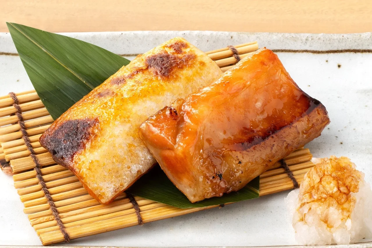 竹の器に盛られた鮭ハラス 味噌漬焼き