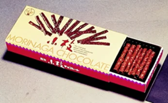 1971年発売当時の小枝のパッケージ。赤い箱に筆文字のロゴと枝状のチョコレートが描かれている。