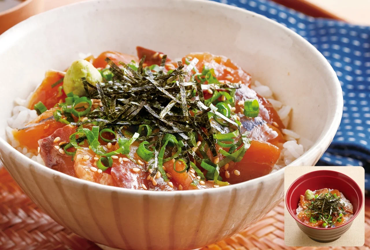 大分名物りゅうきゅう丼。醤油漬けの魚の切り身とネギ、海苔を乗せた丼とミニ丼。