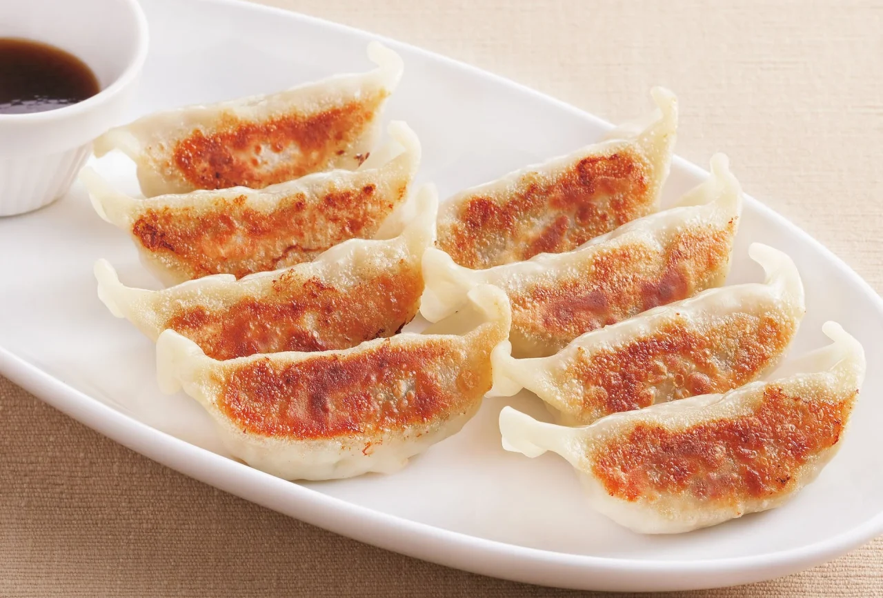 倍盛りこだわり餃子(8個)の焼き餃子とタレ