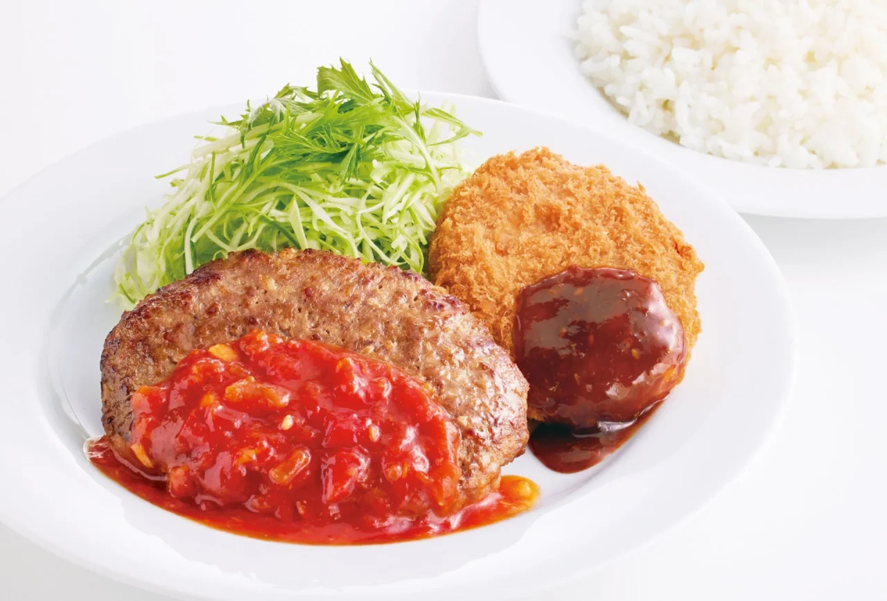 ワンコインランチの火曜メニュー、ハンバーグとポテトコロッケの定食