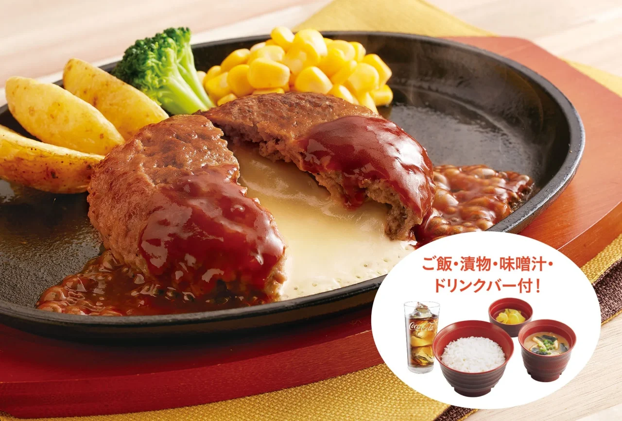 5種チーズのとろ~りチーズインハンバーグ。鉄板に盛り付け、チーズが溶け出している。