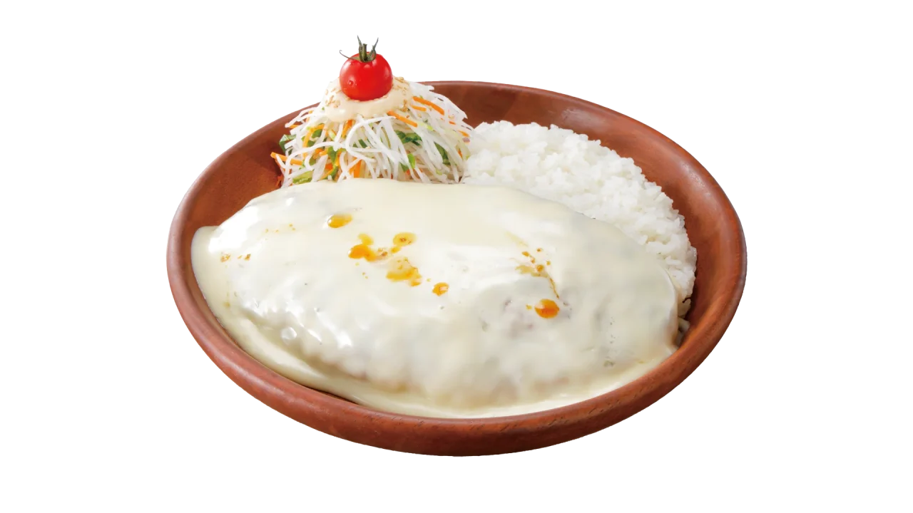 ガリバーフォンデュ風チーズバーグディッシュ。白いソースで覆い、ライスとサラダを添えた皿