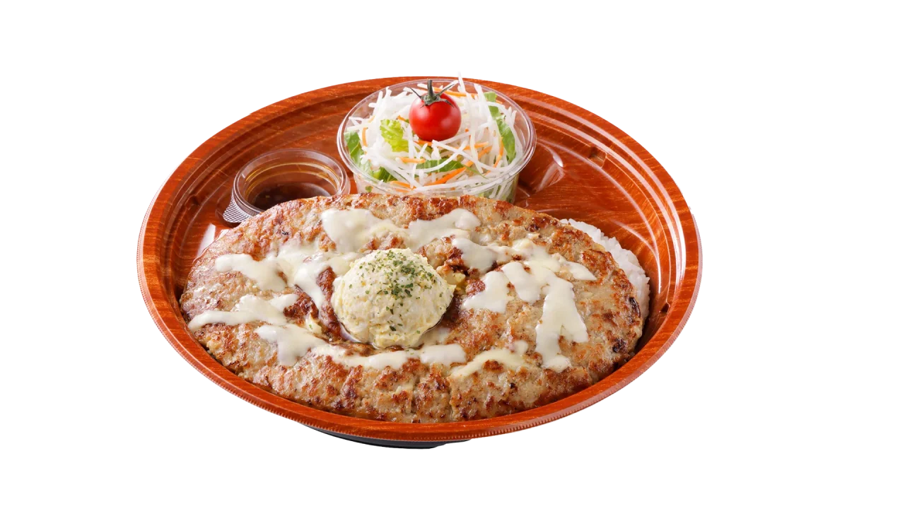 ガリバーポテサラパケットディシュ。中央に丸いポテトサラダをのせ、サラダを添えた一皿