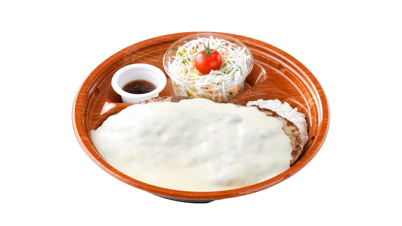ガリバーフォンデュ風チーズバーグディッシュ。白いソースで覆ったハンバーグとサラダ