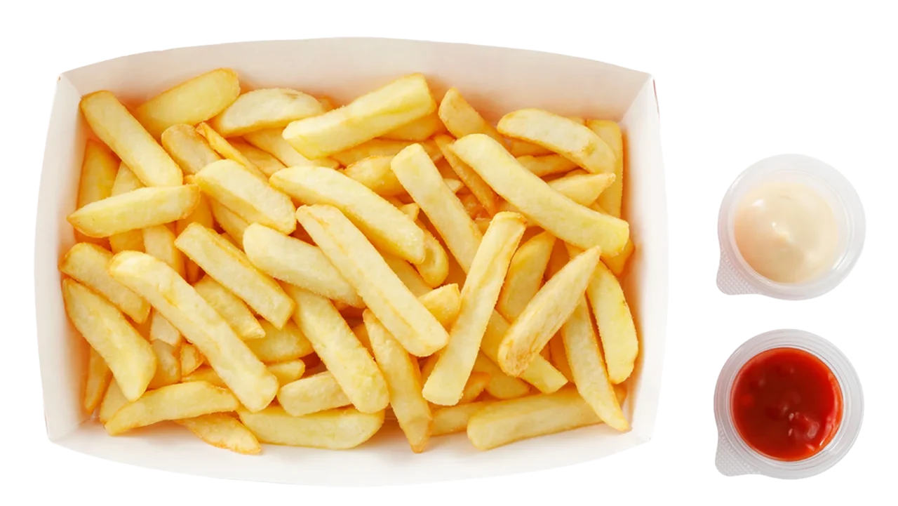 ガリバーフライドポテト。白い角形容器に盛った太いポテトと、白色・赤色のソース