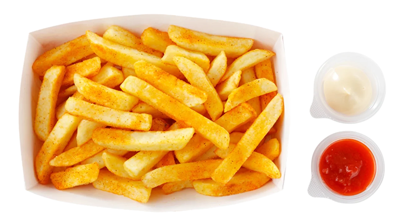 ガリバースパイシーポテト。粉末をまぶした太いポテトと、白色・赤色のソース