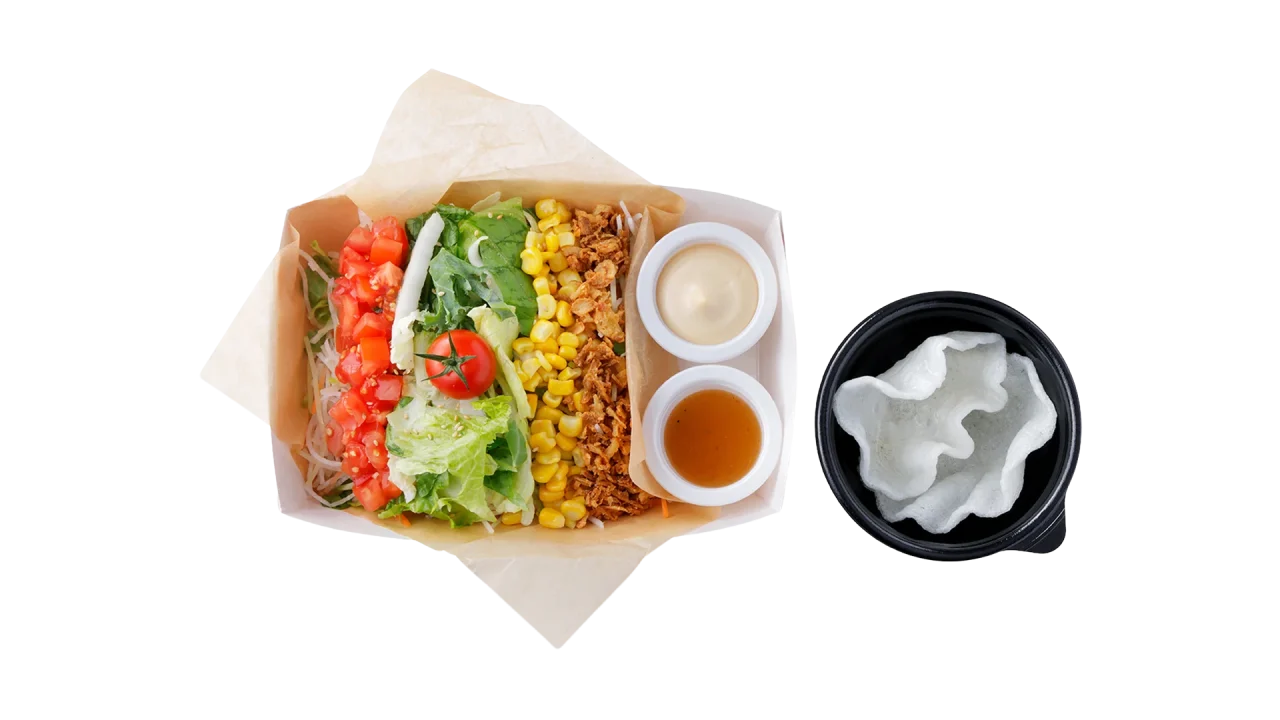 ガリバーサラダ。角形容器に彩りよく並べた野菜と、ドレッシング2個、別容器のえびせん
