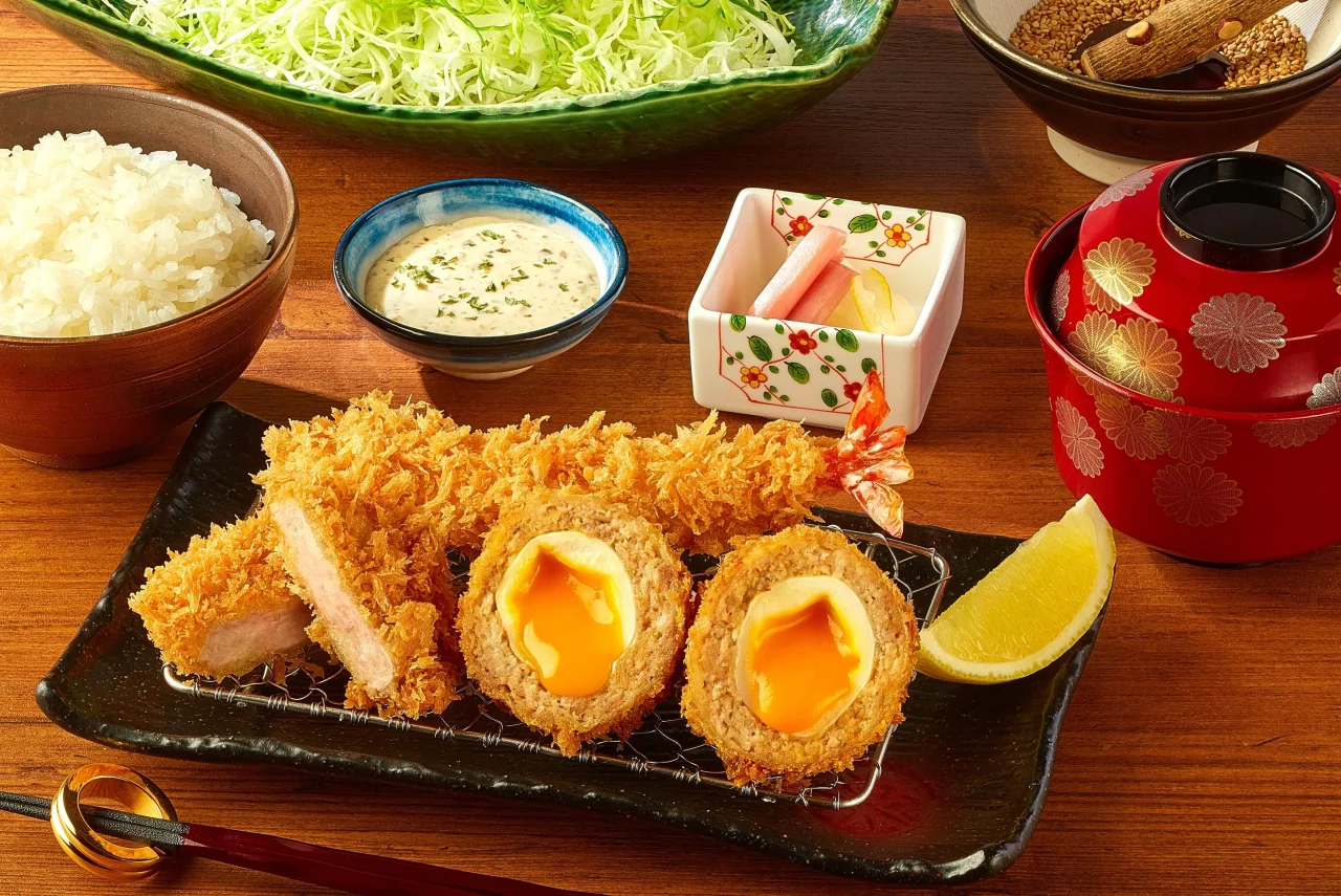 秋月 月見かつ彩り御膳の玉子入りかつとフライ、ご飯や汁物