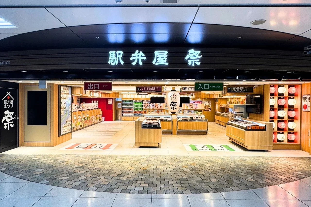 駅弁屋 祭 グランスタ東京の店頭と木目調の駅弁売り場