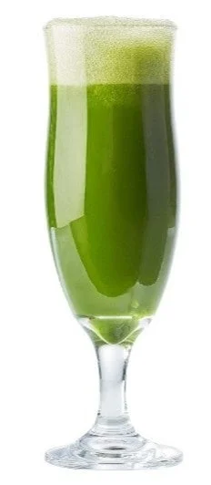 国産ケールグリーン 生ビールを注いだ脚付きグラス