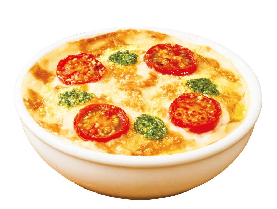 とろ〜りチーズのマルゲリータドリア。白い器に焼き色のついたチーズとトマト