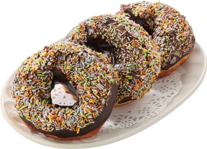 リングドーナツ(チョコ&カラースプレー)3個を白い皿に並べた様子