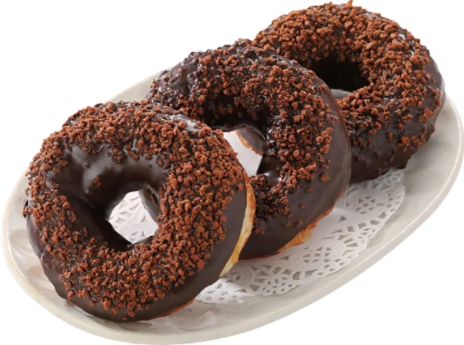 リングドーナツ(チョコ&チョコクランチ)3個を白い皿に並べた様子