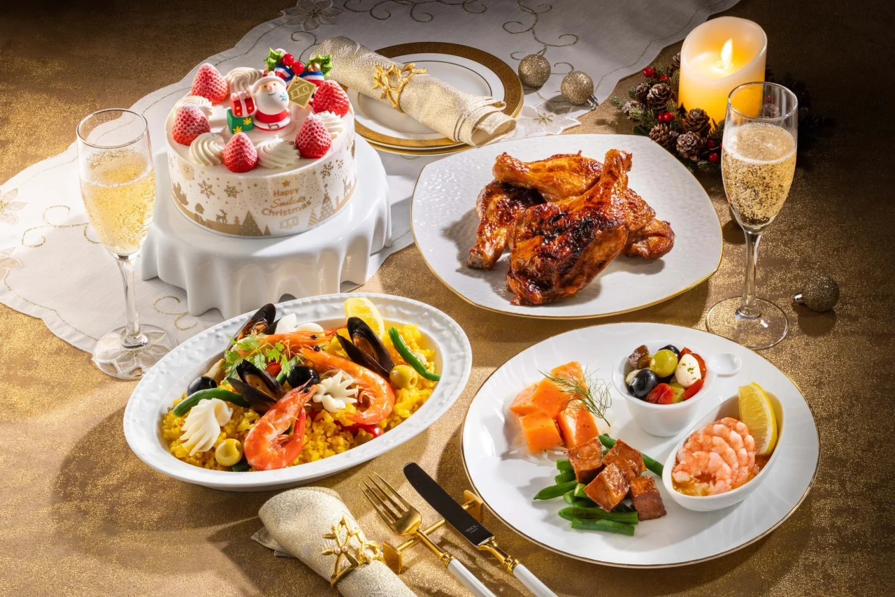 FLO's Christmas Marche のケーキ、チキン、パエリア、オードブルが並ぶ食卓