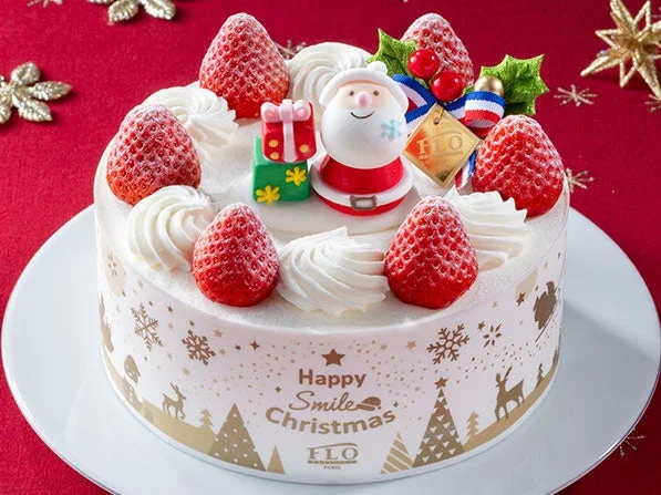 Xmas苺のショートケーキ15㎝。苺とクリーム、サンタ飾りをのせた白いケーキ
