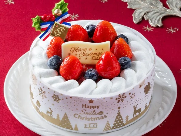 Xmasニボーズ。生クリームに苺とブルーベリーを飾ったMerry Christmasプレート付きケーキ