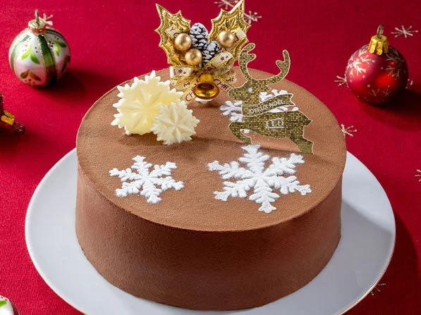 Xmasショコラアメール。チョコ色のホールケーキに雪の結晶とトナカイの飾り