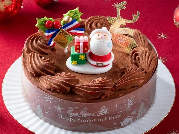 Xmasチョコレートムースケーキ。サンタの飾りとトナカイ札をのせたチョコクリームのケーキ
