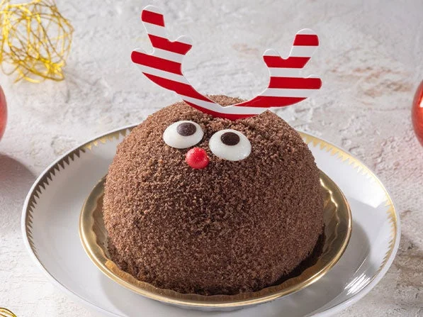 Xmasトナカイのチョコムースケーキ。赤白の角と目と赤い鼻の丸いケーキ
