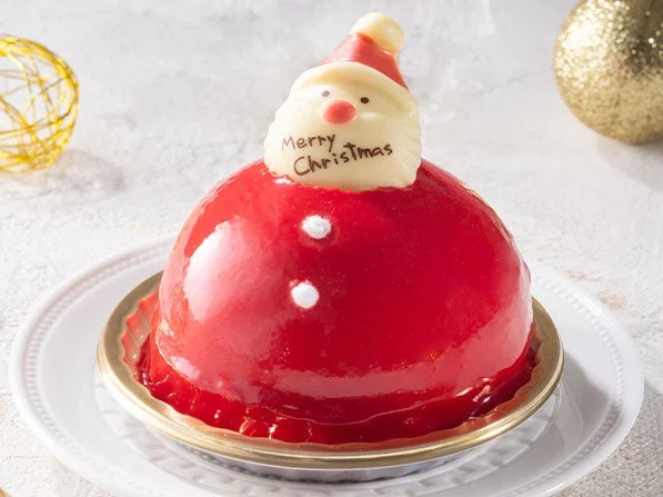 クリスマスサンタさんの苺ムースケーキ。赤いドーム型にサンタの顔のチョコ飾り