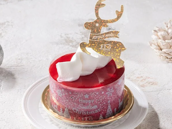 Xmasマルキーズ・オ・ルージュ 赤いケーキにトナカイ型の金のプレートと白いクリーム