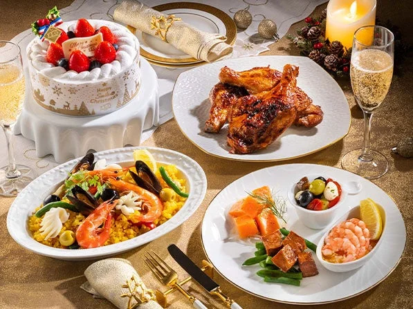 Xmasディナーセット。苺のケーキ、チキン、パエリア、オードブルの盛りつけ例