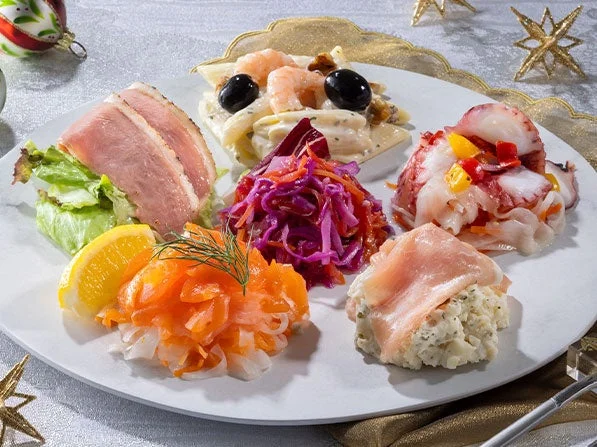 Xmas6種のオードブルセット。白い丸皿に6種の前菜を盛り付け
