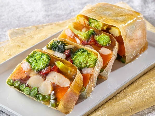 Xmas湯葉包みのテリーヌ~魚介の旨味~。断面にブロッコリーやエビ、野菜が見える