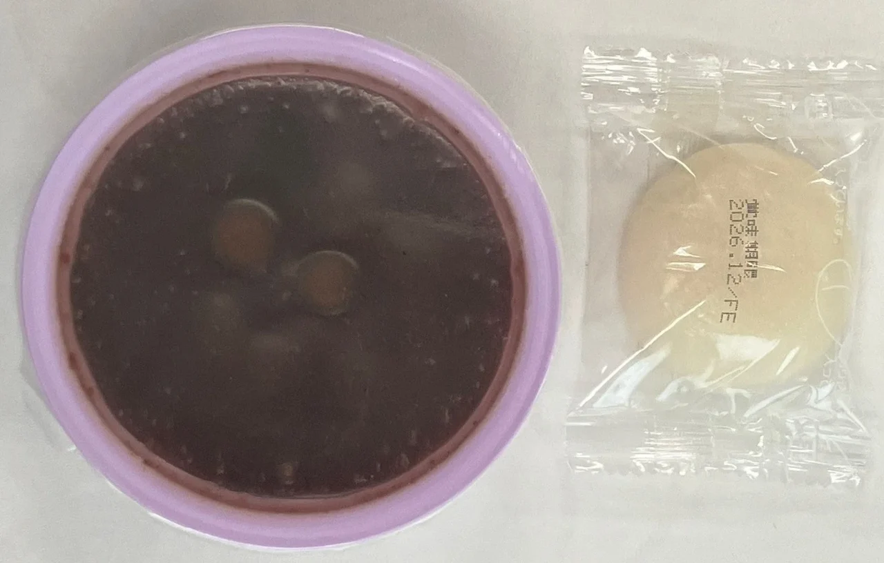 カップ入りのぜんざいと別添の丸餅を上から見た様子
