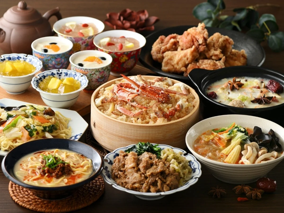 台湾グルメフェアの蟹おこわ、麻辣湯、から揚げなどが並ぶ料理