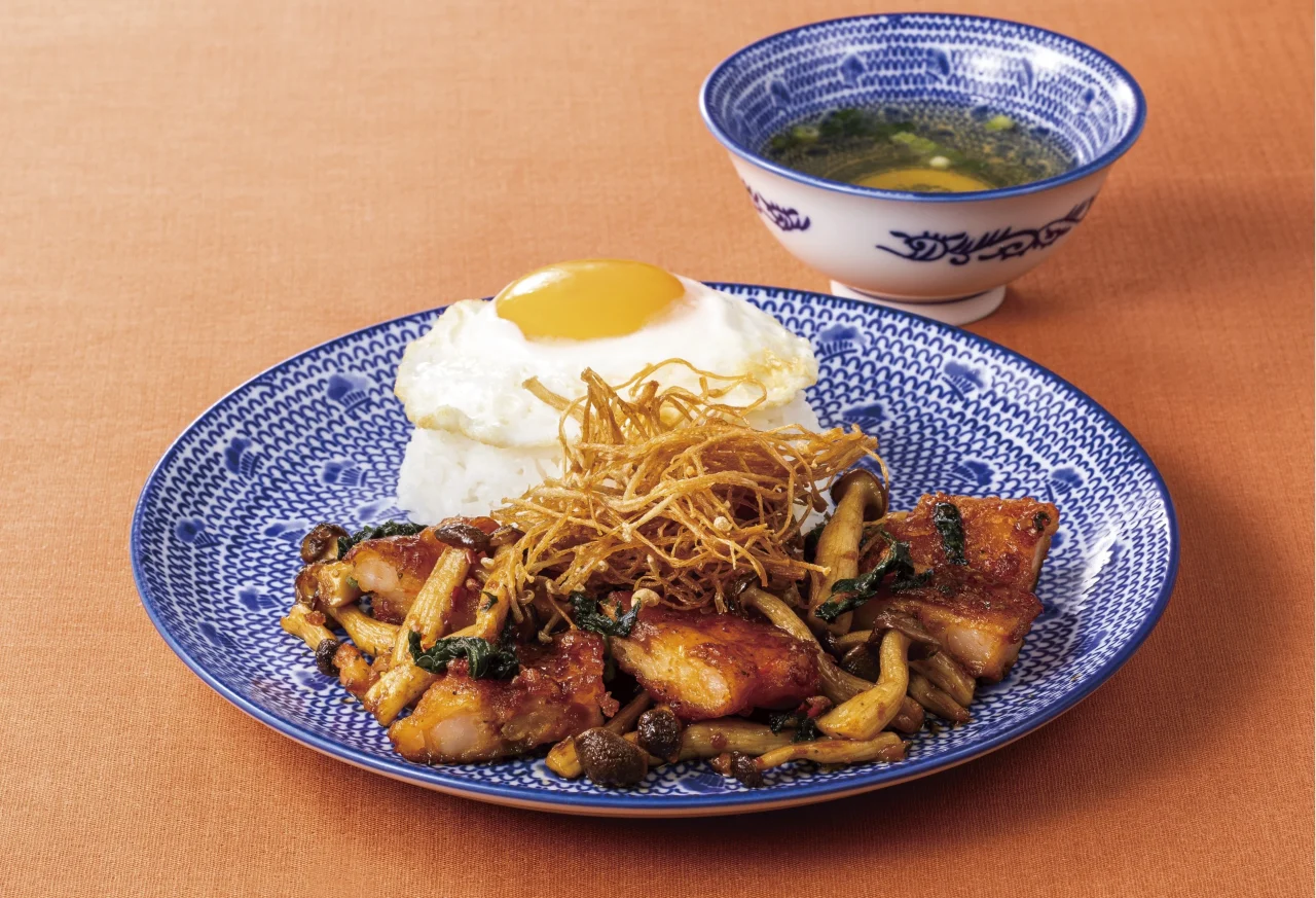 きのこと海老フリットのガパオ。目玉焼きとご飯、きのこ、スープ付き