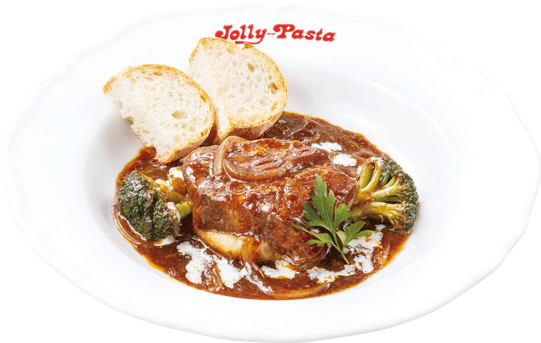 牛肉の赤ワイン煮込み。ソースに浸った牛肉にブロッコリーとパンを添えた皿