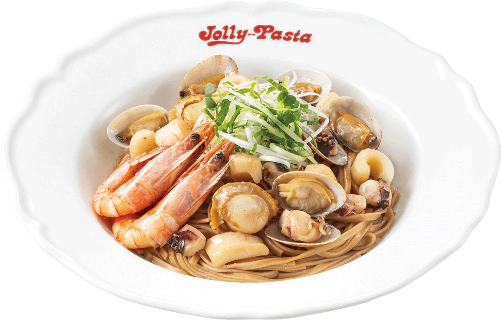 全粒粉パスタ 海の幸のバター醤油。エビやあさりなどを盛った皿