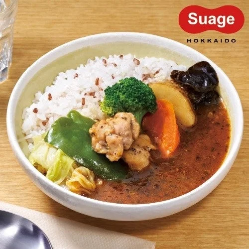Suageロゴ入り。ご飯と鶏肉、ブロッコリーなど野菜のスープカレー